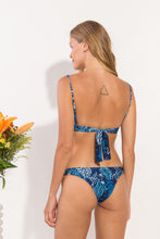 Load image into Gallery viewer, Model Back: Rio De Sol Bas Bottom Reef Essential
