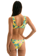 Load image into Gallery viewer, Model Back: Rio De Sol Ensemble Florescer Highleg

