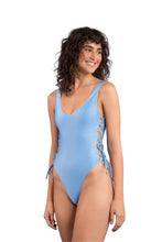 Load image into Gallery viewer, Model Front: Rio De Sol Une Pièce Shimmer-Baltic-Sea Zoe
