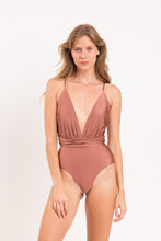 Load image into Gallery viewer, Model Front: Rio De Sol Une Pièce Shimmer-Copper New Vegas
