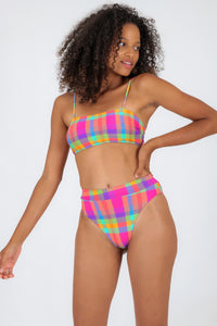 Model Front: Rio De Sol Haut Top Tulip-Garden Bandeau-Reto