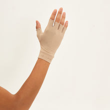 Load image into Gallery viewer, Short Glove Chocolate UPF50+
