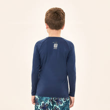 Load image into Gallery viewer, Model Back: Uv Line T-Shirt Acqua Qr Code Marinho Upf50+
