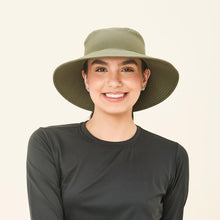 Load image into Gallery viewer, Model Front: Uv Line Bob California Azul Verde Militar Upf50+
