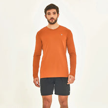 Load image into Gallery viewer, Model Front: Uv Line T-Shirt Pour Homme Longsleeve Sport Fit Caramelo
