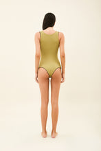 Load image into Gallery viewer, Model Back: Uv Line Une Pièce Mirela Oliva Preto Upf50+
