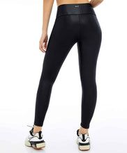 Load image into Gallery viewer, Couro Com Recorte Rebatidos Preto Leggings
